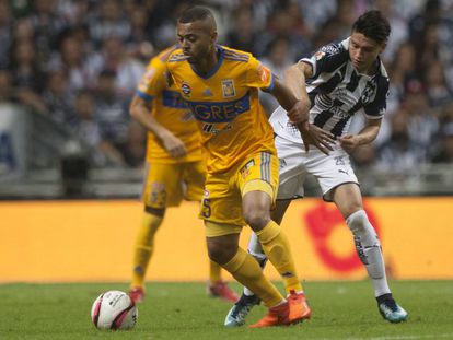 De Souza y Gonz&aacute;lez durante el &uacute;ltimo cl&aacute;sico regio. 