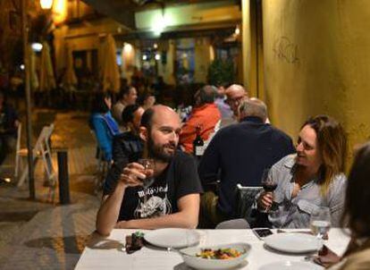 Cena al aire libre en el restaurante La Mata, en Sevilla.