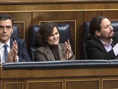 Desde la izquierda, el presidente del Gobierno, Pedro Sánchez; la vicepresidenta primera, Carmen Calvo; y el vicepresidente segundo, Pablo Iglesias. En vídeo, la votación del propuesta de ley de eutanasia en el Congreso.