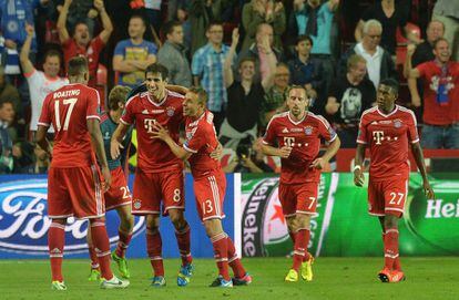 Los jugadores del Bayern celebran el empate de Javi Martínez en el descuento.