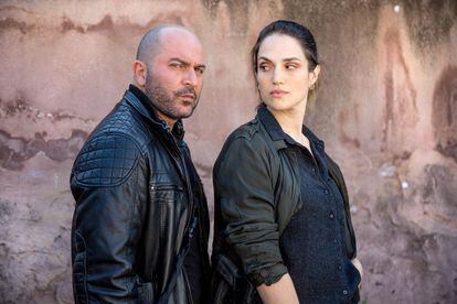 The actors Lior Raz (left) and Marina Maximilian Blumin, in an image from 'Fauda'.