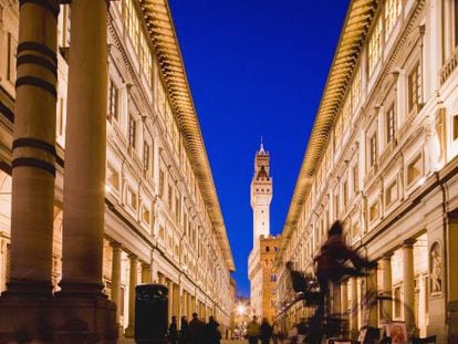 Patio de la Galer&iacute;a degli Uffizi, con el palacio Vecchio al fondo, en Florencia. 