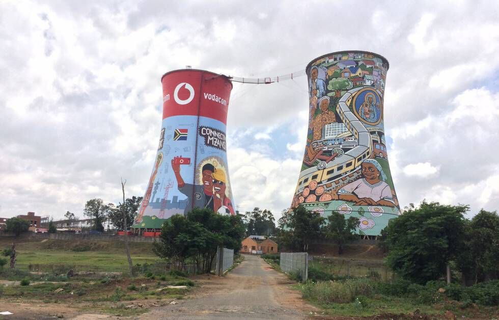 Las chimeneas anuncio, consideradas el mayor mural de África y uno de los iconos de Sowetto, a las afueras de Johannesburgo, hoy en desuso.