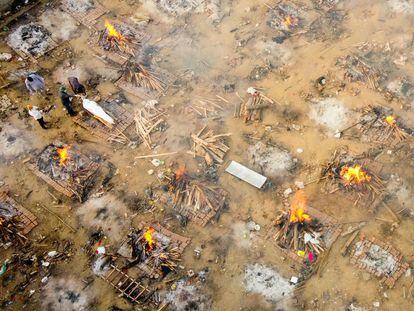 Foto aérea del 26 de abril que muestra un espacio utilizado como crematorio de emergencia en Nueva Delhi.