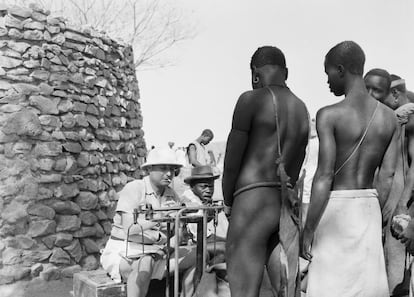 El funcionario del protectorado francés en Camerún Monsieur Duc, afincado en Mokolo, al Norte del país, durante la elaboración del censo local.