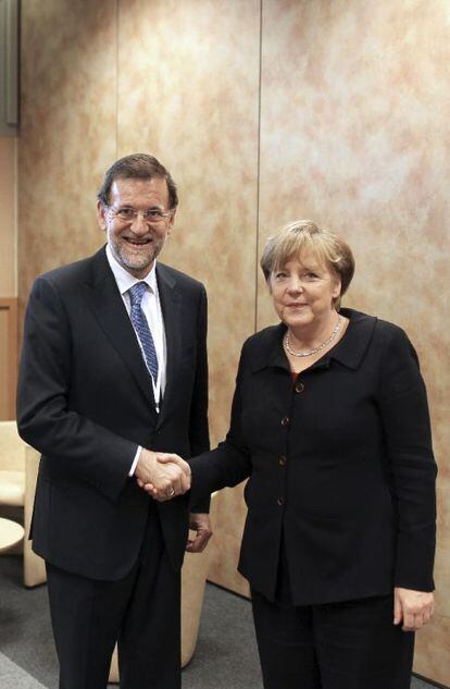 Mariano Rajoy saluda a la canciller alemana, Angela Merkel, momentos antes de la reunión que han mantenido hoy en Marsella.