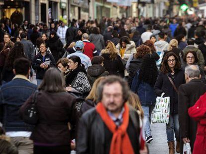 Personas caminan en Madrid en la &eacute;poca de Navidad.