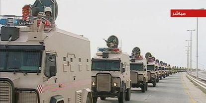 Tropas saudíes, en una columna de vehículos blindados, se dirigen a Bahréin, en una imagen de vídeo.