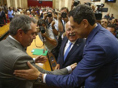 El líder del PSOE andaluz, Juan Espadas, saluda al presidente de la Junta de Andalucía, Juan Manuel Moreno, el día de la constitución del Parlamento andaluz, en julio de 2022.