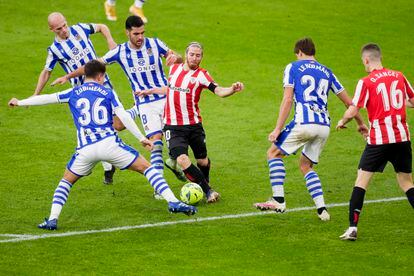 Muniain intenta controlar el balón entre cuatro jugadores de la Real en el último derbi vasco.