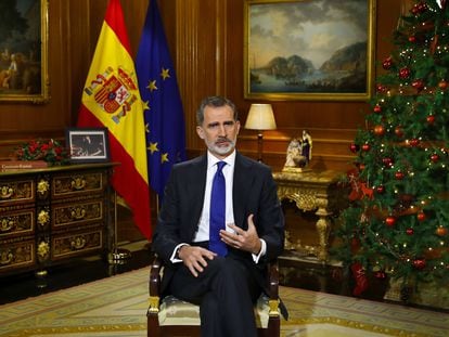 El rey Felipe da su discurso de Nochebuena en el Palacio de la Zarzuela, este jueves.