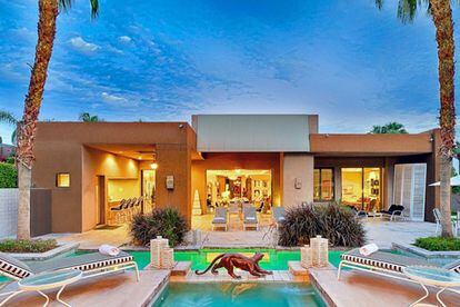 Elizabeth Taylor

Otra de las mejores formas para pasar unas vacaciones made in Hollywood es pernoctar en la vivienda de Palm Springs, también denominada como ‘La joya del desierto’, en la que residía durante sus vacaciones Elizabeth Taylor.