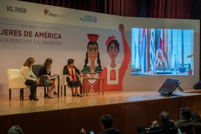 Ana María Salazar, Valeria Santos y Ernestina Godoy escuchan un mensaje de Beatriz Argimón, Vicepresidenta de Uruguay.