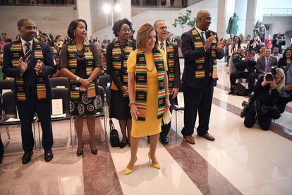 Nancy Pelosi (de amarillo), junto a miembros del Caucus Negro.