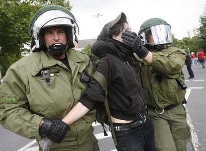 Dos policías detienen a un participante en las protestas contra el uso de los terrenos del antiguo aeropuerto de Berlín