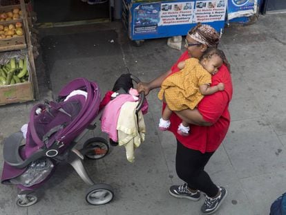 Una madre carga a su bebé en Londres (Inglaterra). 