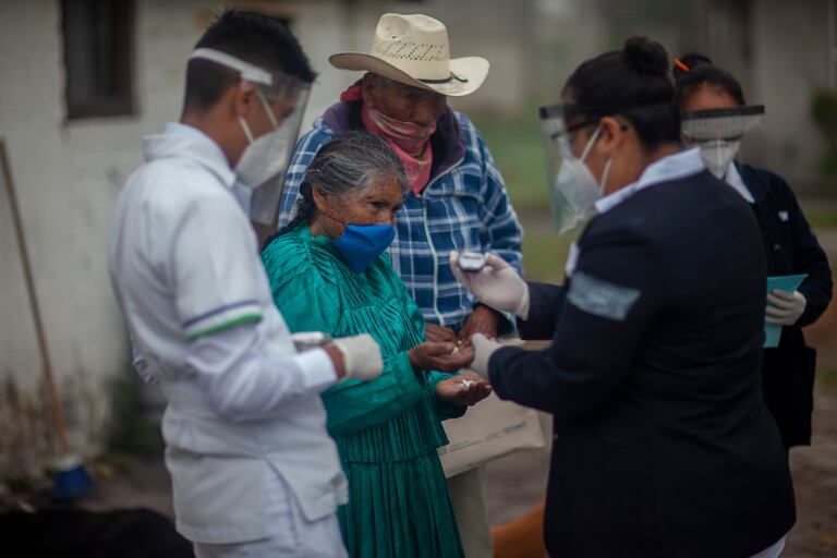 Personal médico revisa a una mujer en la comunidad de San Isidro Boxipe, Estado de México el día 13 de julio de 2020.