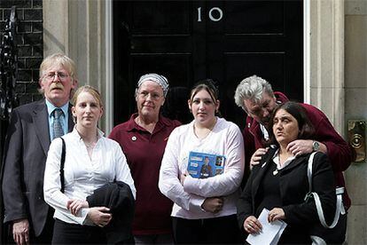Peter Brierley y su hija Helen, Teresa Hamilton-Jewell, Maxine Gentle y su madre Rose y Tony Hamilton Jewell, a su llegada al número 10 de Downing Street.