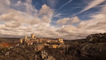 Panorámica de la localidad con la muralla que la rodea y la silueta del castillo.