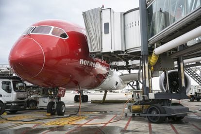 Uno de los aviones de Norwegian Air, en el aeropuerto del Prat.