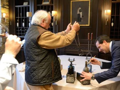 Rementer&iacute;a, sumiller del Remenetxe cata un vino mientrras el en&oacute;logo de Marqu&eacute;s de Riscal, Francisco Hurtado de Am&eacute;zaga y el t&eacute;cnico Carlos Ulibarri proceden a degollar una botella de 1883.