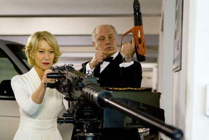 Helen Mirren y John Malkovich, en un fotograma de <i>Red.</i>