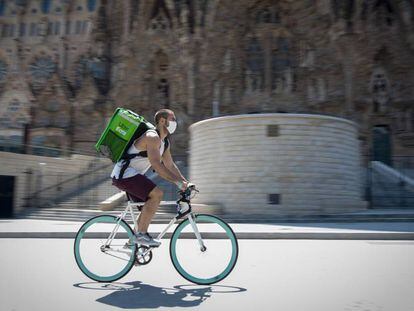 Un repartidor de UberEats en bicicleta por Barcelona.