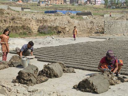 Ram Chandra Shreshtra y su mujer trabajan haciendo más de 1.000 ladrillos por jornada. Ninguno para rehacer su casa; reducida a escombros tras el terremoto de hace un año. Otras casi 900.000 familias afectadas a nivel nacional esperan a que comience la reconstrucción.