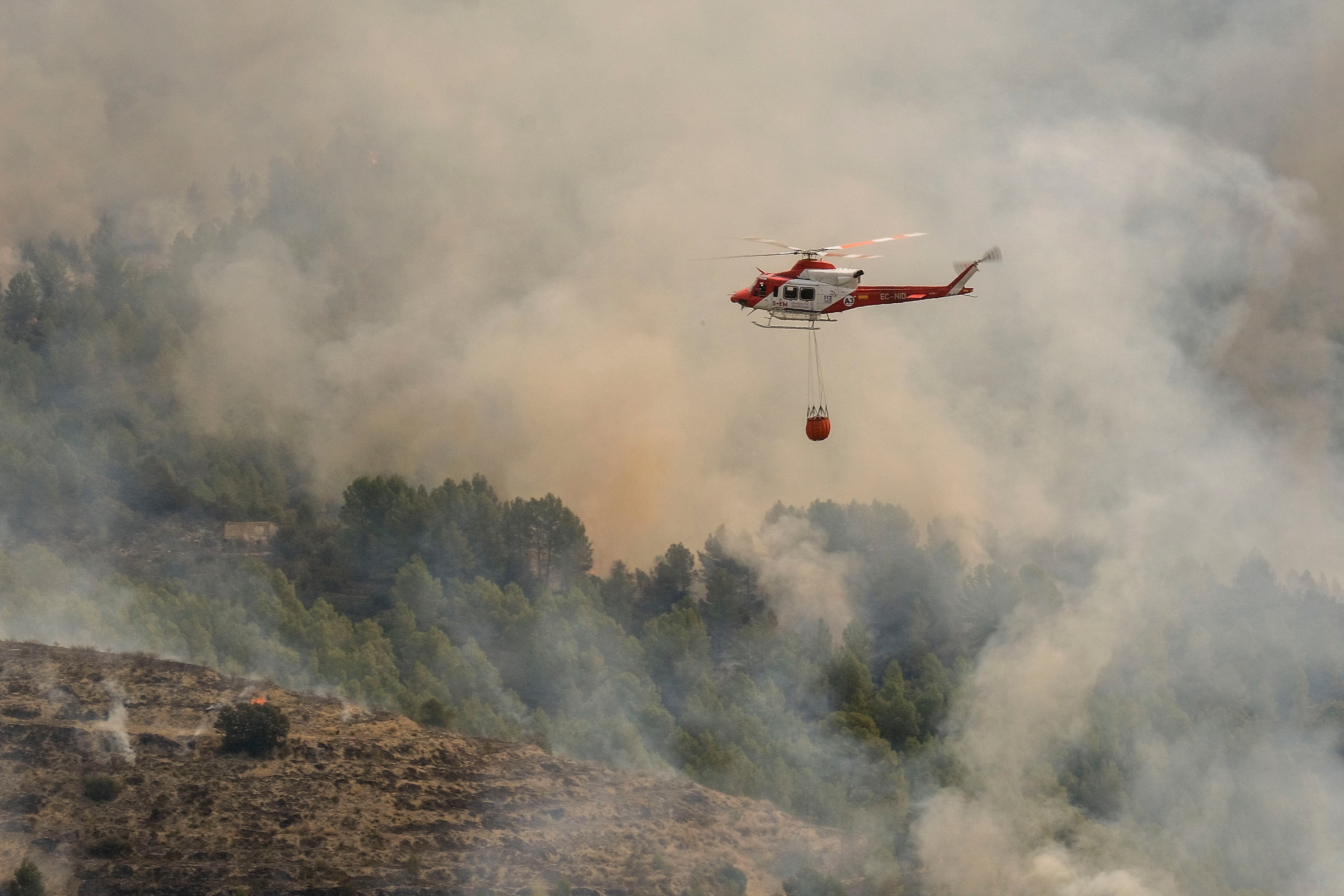 El incendio en las montañas alicantinas de Tàrbena sigue activo tras quemar unas 600 hectáreas