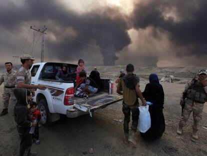 Desplazados iraquíes huyen de sus casas mientras se recrudece la lucha contra el ISIS.