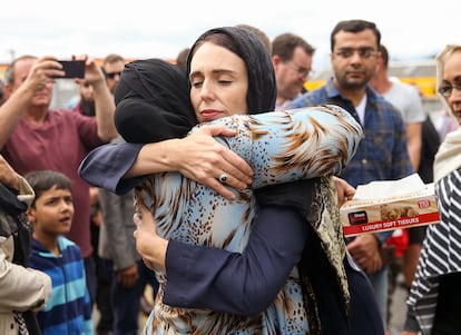 Jacinda Ardern con hijab después de los atentados de Christchurch. (Getty)