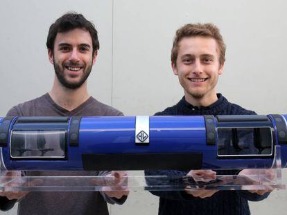 Daniel Orient y Juan Vic&eacute;n, fundadores del equipo de la UPV, con una maqueta del m&oacute;dulo. 