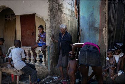 Con el turismo truncado a escala mundial, los haitianos que quedaron en el país también se despidieron momentáneamente de los ingresos generados por los 500.000 turistas que recibían anualmente. Para cubirr la factura del Covid en el país, que ha registrado más de 20.000 contagios desde el inicio de la pandemia, la Unión Europea ha activado tres millones de euros para recuperar un sistema sanitario en ruinas. Cuando estalló la pandemia en 2020, 58 de las 66 ambulancias disponibles en el país estaban fuera de servicio.