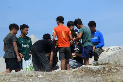 Jóvenes que entraron en Ceuta desde Marruecos los días 17 y 18 de mayo pasado, en la zona portuaria de la ciudad autónoma el pasado mes de agosto.