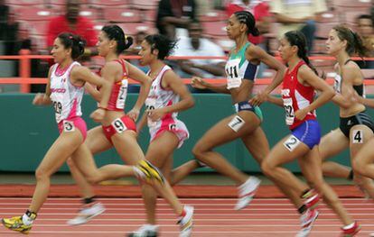 Isabel Macías (la segunda por la izquierda), en una competición internacional en 2006.