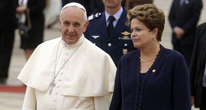 Francisco y Dilma Rousseff, tras la llegada del primero a R&iacute;o el 22 de julio.