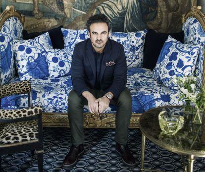 Lorenzo Castillo en un salón de su casa madrileña, un palacio del siglo XVII que le sirve de estudio y showroom