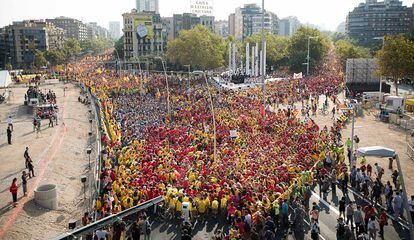 La 'V' que los ciudadanos han dibujado esta Diada en Barcelona ha culminado a las 17.14 horas uniendo el vértice, en las Glòries, con la Gran Via y la Diagonal a lo largo de 11 kilómetros y 73 tramos de la letra que simboliza la voluntad de Cataluña de votar el 9N.