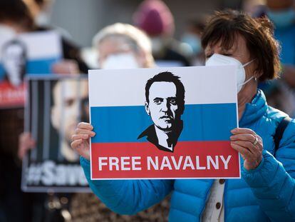 Una mujer sujeta un cartel que pide la libertad del opositor ruso Alexéi Navalni, el martes en Dusseldorf (Alemania).