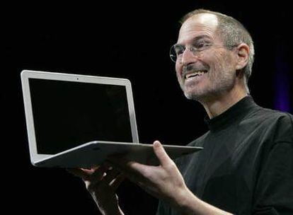 Steve Jobs, en  la presentación del  MacBook Air.