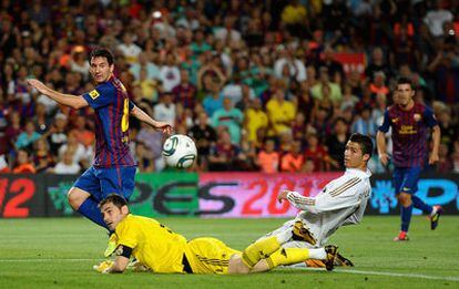 Messi marca el segundo gol barcelonista superando a Cristiano Ronaldo y Casillas. Al fondo, siguiendo la jugada, Villa.