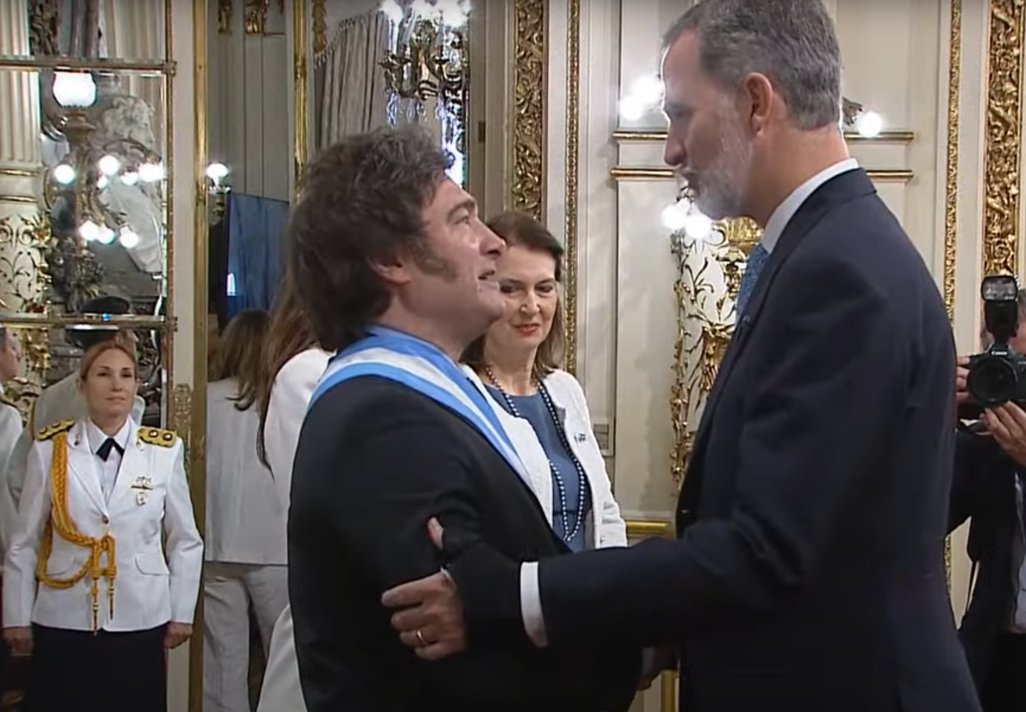 Javier Milei saluda al rey Felipe VI de España.