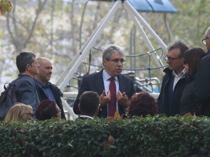 El exportavoz parlamentario del PDeCAT, Francesc Homs, en el parque infantil de la plaza de la Audiencia Nacional, esperando la salida de los &#039;consellers&#039;.