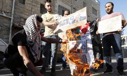 Manifestantes palestinos queman retratos de Netanyahu, el miércoles en Hebrón.