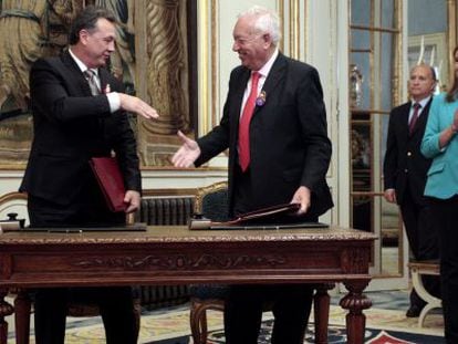 Margallo, ministro de Asuntos Exteriores (d), y Kaganov, viceministro de Educaci&oacute;n ruso, firman un convenio sobre adopci&oacute;n internacional.