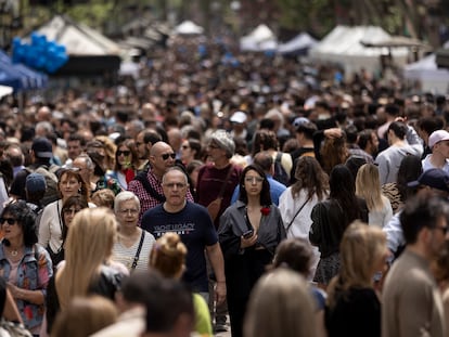 Centenares de personas pasean por la Rambla de Barcelona, el día de Sant Jordi, 23 de abril de 2023.