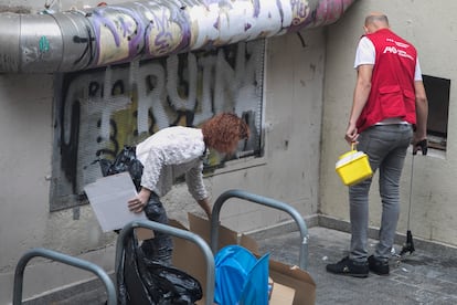 Trabajadores de la agencia de Salud Pública recogen jeringuillas en las inmediaciones de la Narcosala Baluard.