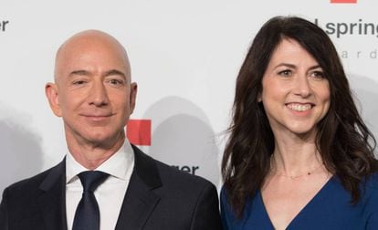 Jeff Bezos y Mackenzie Bezos, en abril de 2018 en Alemania. 