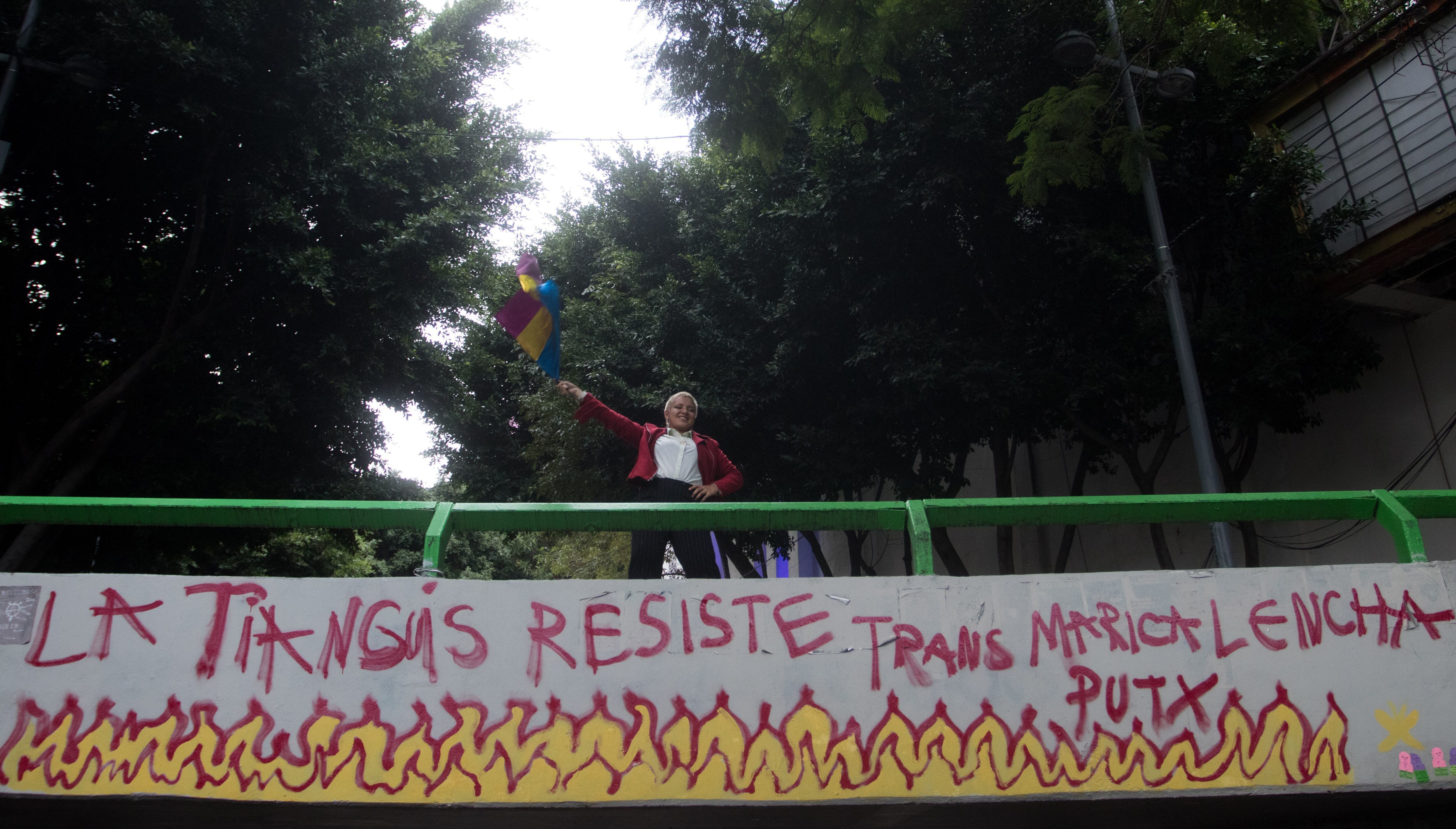 Una persona de la comunidad LGBT+ durante un evento en la Glorieta Insurgentes, en octubre de 2021.