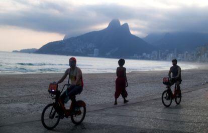 Varias personas en la playa de Ipanema (Río de Janeiro), durante la pandemia de coronavirus.